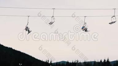 人们在冬季滑雪场的雪坡上滑雪和滑雪板。 雪山上的滑雪电梯。 滑雪场冬季活动20